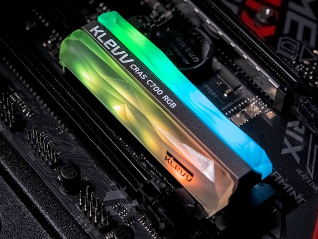 アドレサブルRGBで美しく光るNVMe M.2 SSD、KLEVV「CRAS C700 RGB SSD」