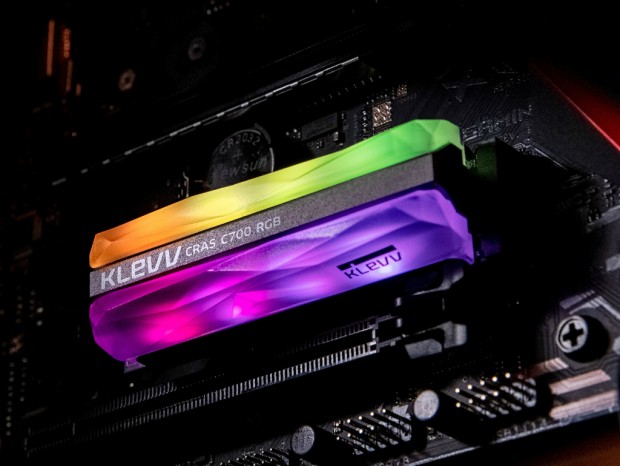 アドレサブルRGBで美しく光るNVMe M.2 SSD、KLEVV「CRAS C700 RGB SSD」