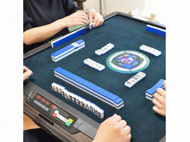 デジタル点数表示がついて10万円切り。サンコーの格安な全自動麻雀卓に新モデル