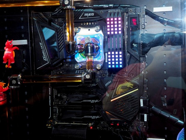 COMPUTEX:世界初の曲面ゲーミングケースに鎮座する神マザー「MEG X570