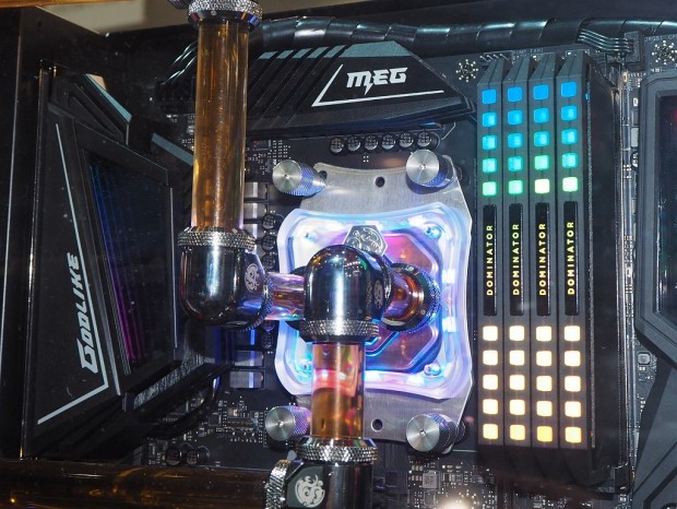 COMPUTEX:世界初の曲面ゲーミングケースに鎮座する神マザー「MEG X570