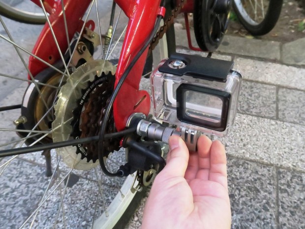 自転車の車軸にgoproをマウントできるアクセサリが発売 地面に近いアングルで撮影可 エルミタージュ秋葉原