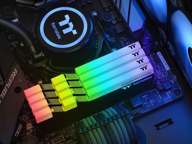 TT RGB PLUSイルミ対応のDDR4メモリ、Thermaltake「TOUGHRAM RGB」