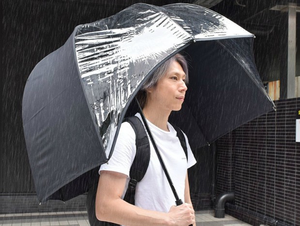 横殴りの雨にも対応する上半身をすっぽり覆う「バリアンブレア」がサンコーから
