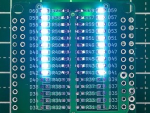 半田付け成功をLEDで判定。“0603”も実装できる「練習基板R1」が販売中
