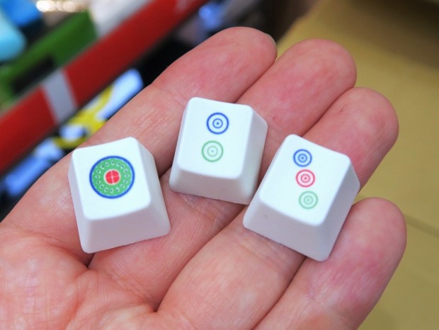 キーボードが雀卓に変身？麻雀牌デザインの交換用キーキャップが登場