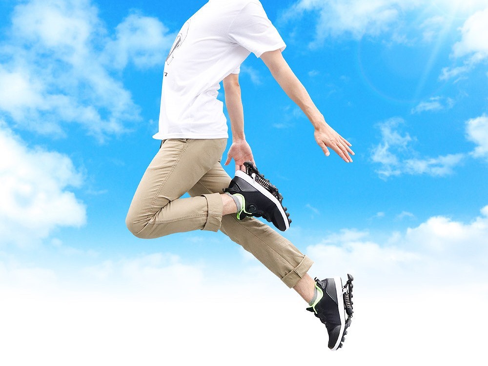 サンコー、浮遊感が楽しいバネ仕込みの運動靴「スプリングシューズ」を