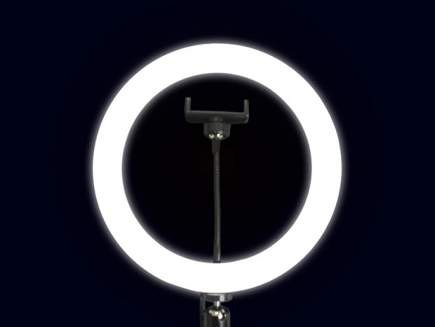 シーンに合わせて色合いを変えられる、USB給電のLEDリングライトが上海問屋から