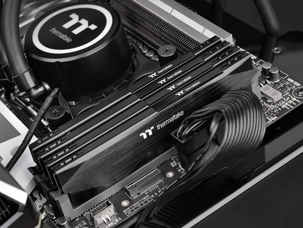 ヘアライン加工のアルミ製ヒートシンクを搭載したDDR4メモリ、Thermaltake「H-ONE」