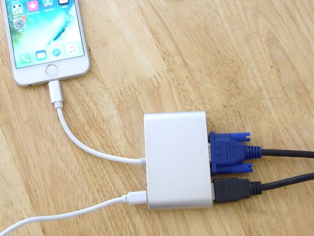 iPhone/iPadでD-Sub出力を可能にする変換アダプタがサンコーから
