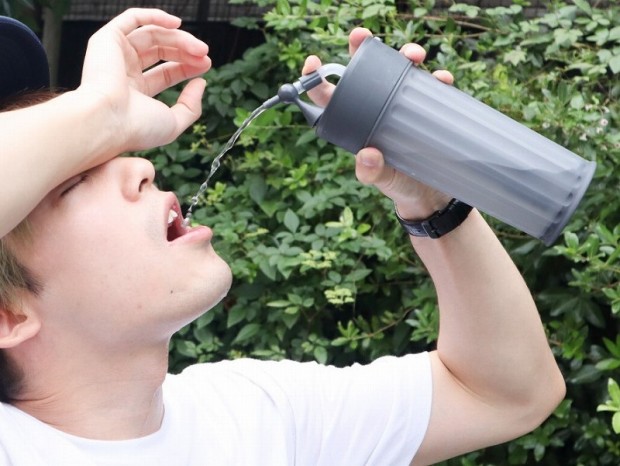 サンコー、自分でチューチューしなくてもラクラク飲める「電動ストローボトル」