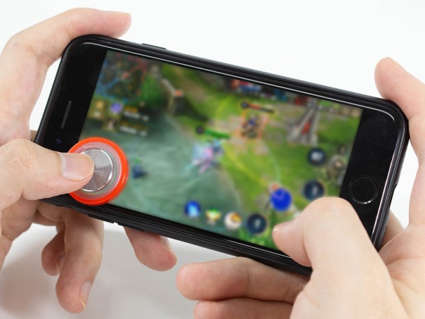 素早く正確な動作ができる、上海問屋「ピタッと貼るだけ！スマホ用ジョイスティック」