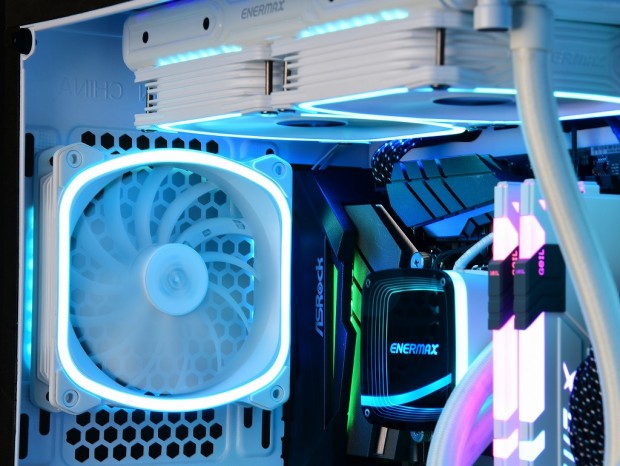 ENERMAX、ダイナミックに光る白のスクエアRGBファン「SquA RGB