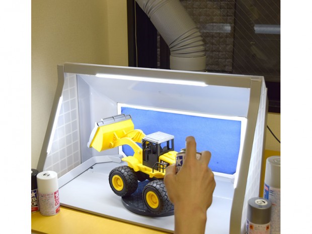 部屋で塗装ができる、サンコー「LEDライト付パワフルファン塗装ブース デラックス」