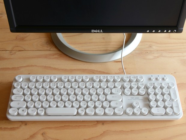ミヨシ、タイプライター風の丸型キーを採用する「レトロ風デザインキーボード」