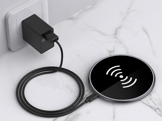 最大出力15Wの急速充電対応ワイヤレスチャージャー、恵安「KACH-15W」