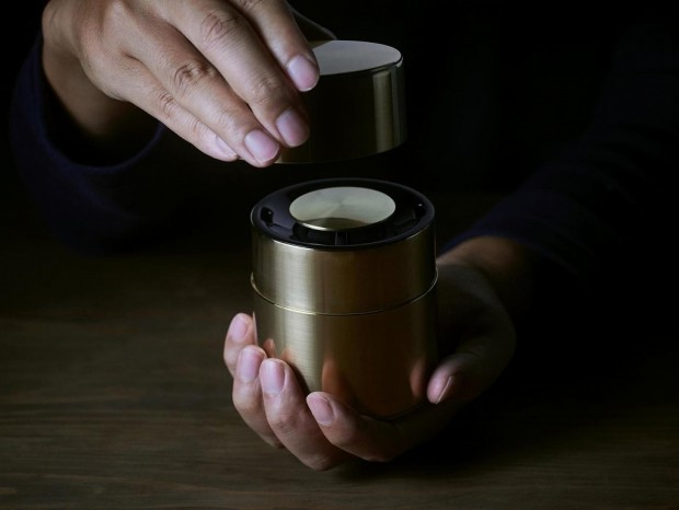 パナソニック、手作り茶筒の老舗とコラボした真鍮製ワイヤレススピーカー「響筒」を限定販売