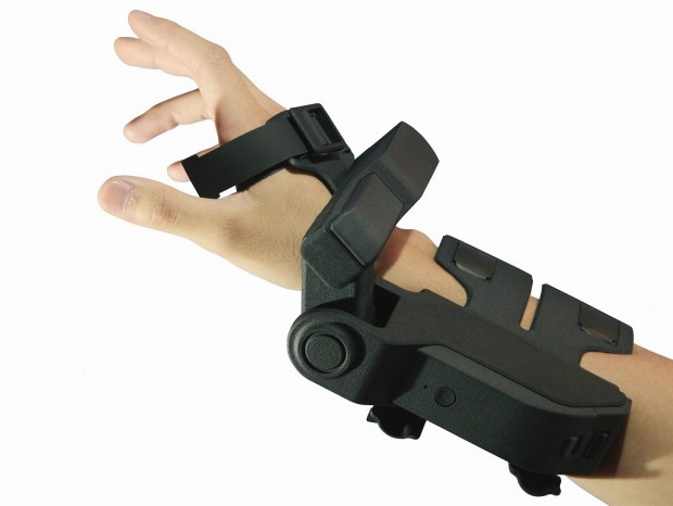 仮想空間で物を持つ、キャラに触れる。exiii製VR触覚デバイス「EXOS Wrist DK2」