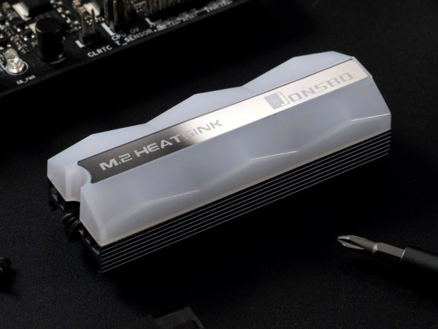 アドレサブルRGB LED搭載のM.2 SSDヒートシンクがJONSBOから