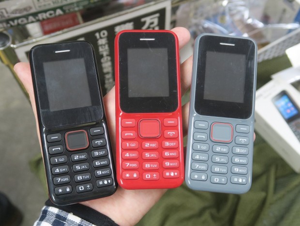 2 000台以上が売れた ケータイ風の スマホ子機 に新作が登場 カメラ付きで税抜1 600円 エルミタージュ秋葉原