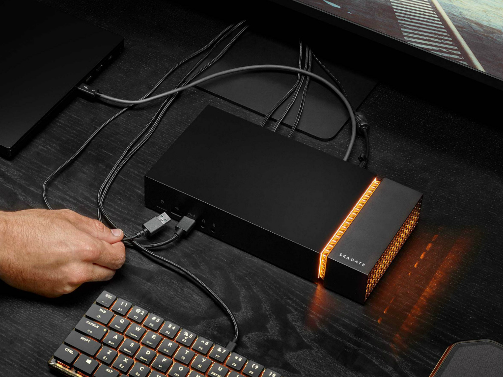 NVMe SSDも搭載できるThunerbolt 3マルチドック、Seagate「Firecuda 
