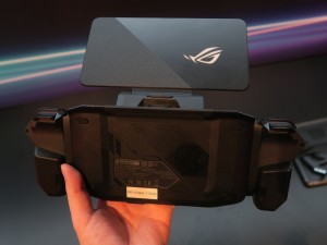 ROGPHONE 2 ２画面同時 Game TVドック 専用コントローラ ゲーム ASCII.jp：2画面を同時に操れる！ 史上最強ゲーミングスマホ