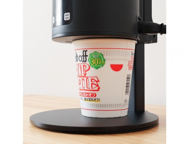 お湯を沸かして注水、出来たらお知らせ。サンコー、自動カップ麺メーカー「まかせ亭」発売