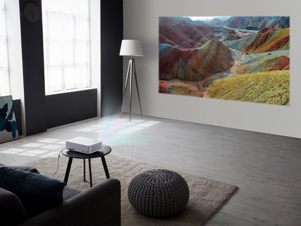 LG、スマホ画面投影も可能な最大140インチ対応の4Kプロジェクター