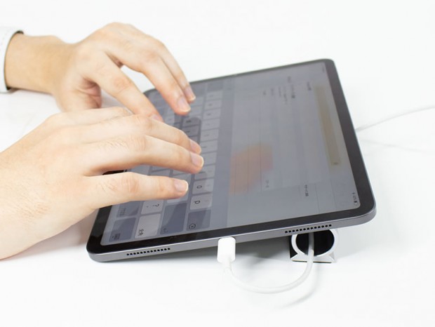 スティック状のシンプルなノートPC・タブレットスタンドが上海問屋から