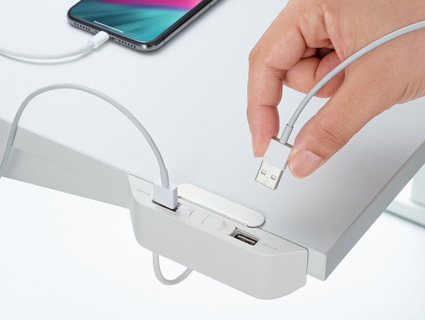 机の天板などに取り付ける2ポートUSB充電器が便利