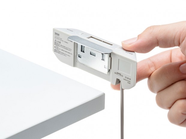 机の天板などに取り付ける2ポートUSB充電器が便利