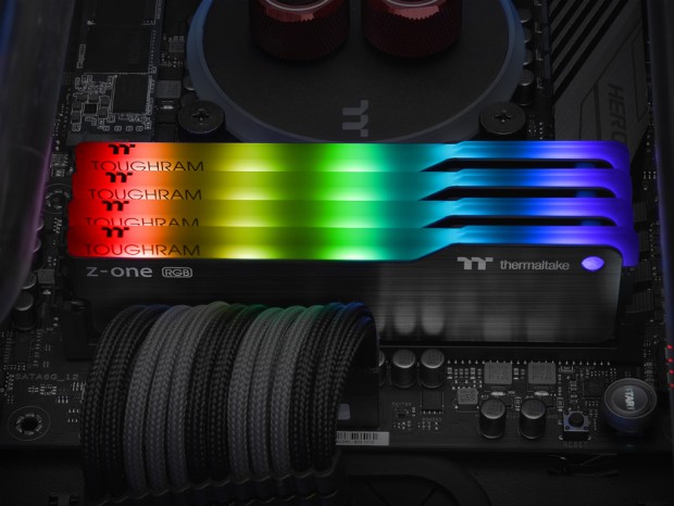 2オンス銅層を含む10層PCB採用のARGB DDR4メモリがThermaltakeから