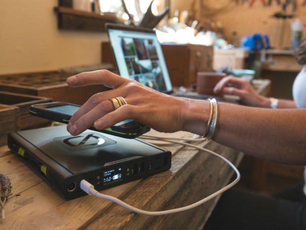 USB/AC/Qi対応のポータブル電源、GOAL ZERO「Sherpa 100AC Power Bank」