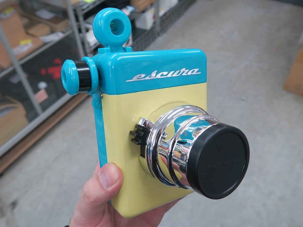 完全アナログな手動巻取りのインスタントカメラ「ESCURA Instant
