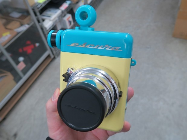 完全アナログな手動巻取りのインスタントカメラ「ESCURA Instant 60s