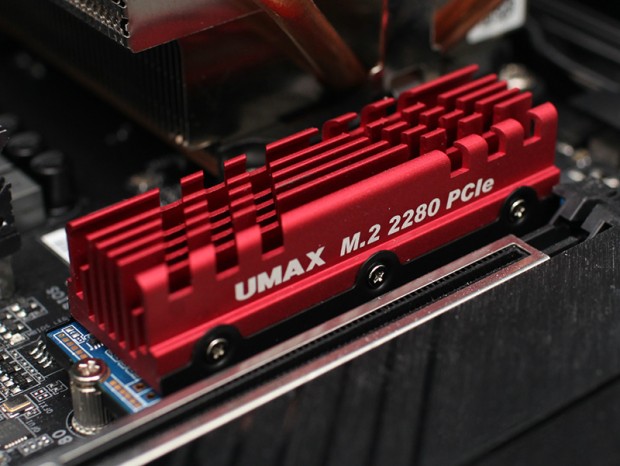 大型ヒートシンク搭載のPCIe4.0 M.2 SSD、UMAX「M1200」シリーズ