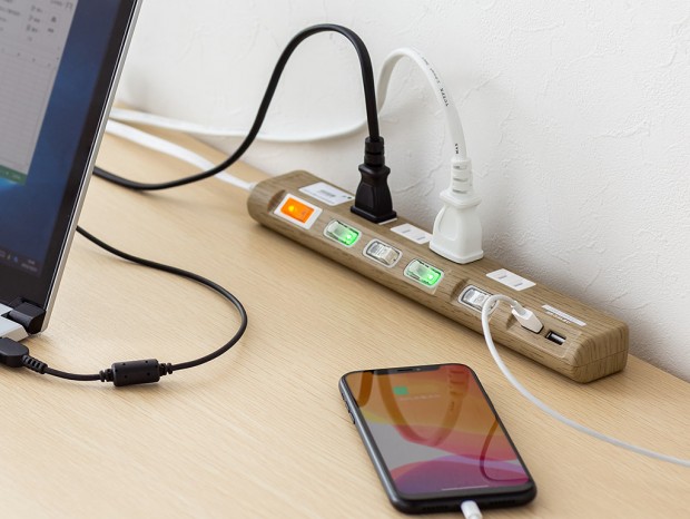 インテリアに馴染んじゃう、機能面も充実の木目調電源タップ