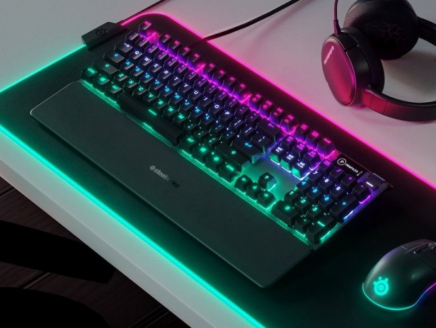 SteelSeries、メカメンブレンスイッチ＆有機EL画面搭載キーボード「Apex 5」