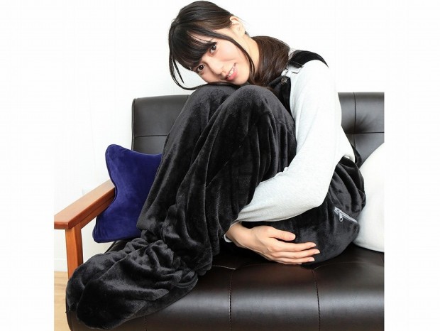 着やすく動きやすい、下半身特化の着る毛布「ダメ着オーバーオール」が発売