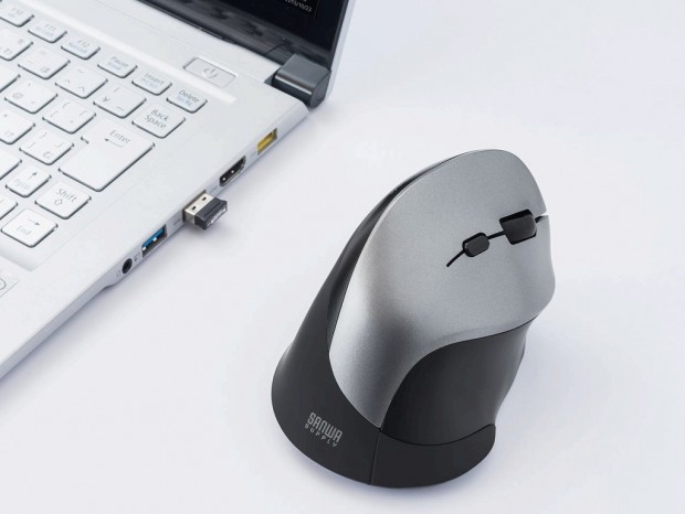 サンワダイレクト、静音ボタン搭載の縦型ワイヤレスエルゴマウスを発売