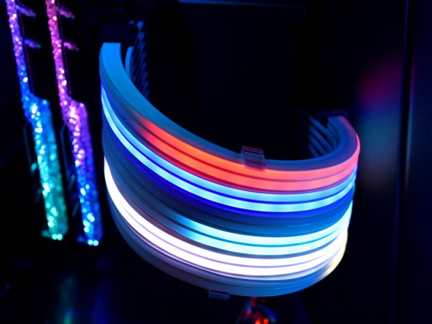より明るくなった光る電源延長ケーブル、Lian Li「Strimer Plus」シリーズ