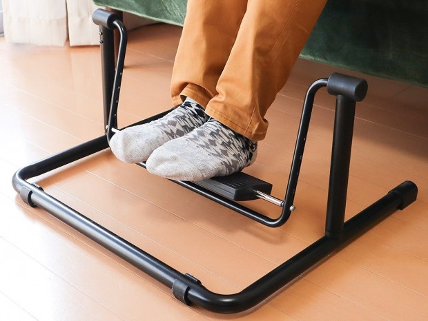 足をブラブラしてストレス解消も。ブランコ型フットレスト「足プラーンコ」がサンコーから