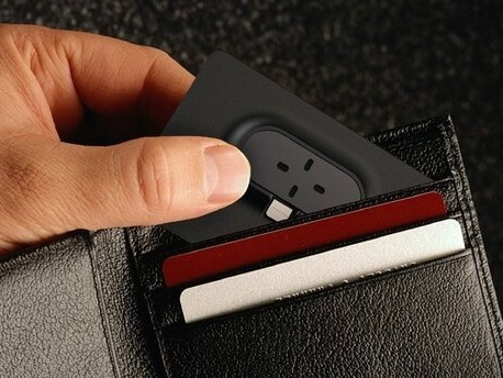 財布や名刺ケースに入れて持ち運べる超小型翻訳機、Timekettle「ZERO」