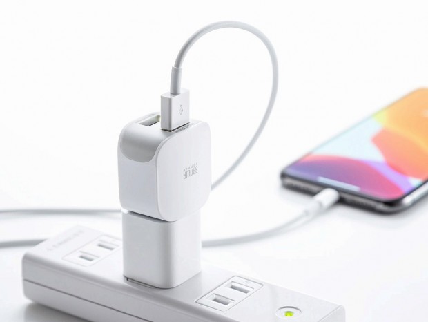 サンワサプライ、寝ている間にiPhoneのバックアップが完了するカードリーダー