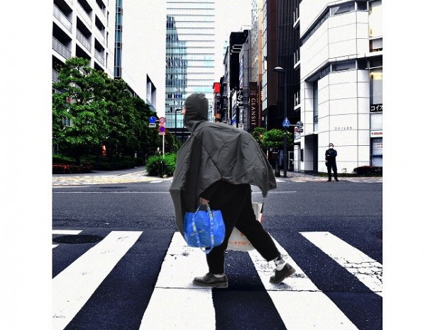 他人の視線を気にしない、勇者のための雨具「折り畳み傘ときどきポンチョ」サンコーから