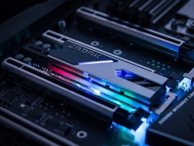 ARGB対応の大型ヒートシンクを搭載したNVMe M.2 SSD、ZADAK「SPARK SSD」