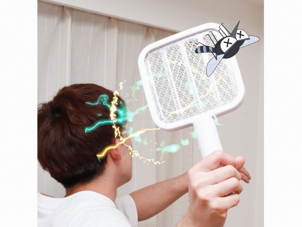 ムカつく蚊を誘蛾灯と電撃ラケットで撃退、「2in1害虫バスター」がサンコーから