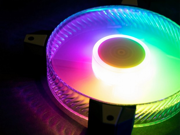 In Win、光が拡散する透明フレーム採用のアドレサブルRGBファン「Saturn ASN120」