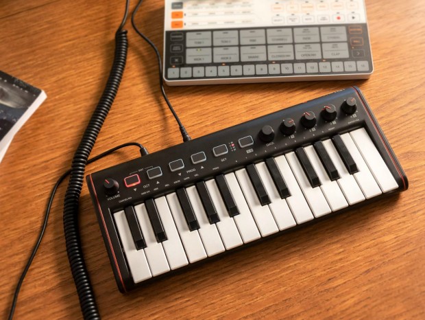 iPad/iPhoneに直接つながるモバイルMIDIキーボード、IK Multimedia「iRig Keys 2 Mini」