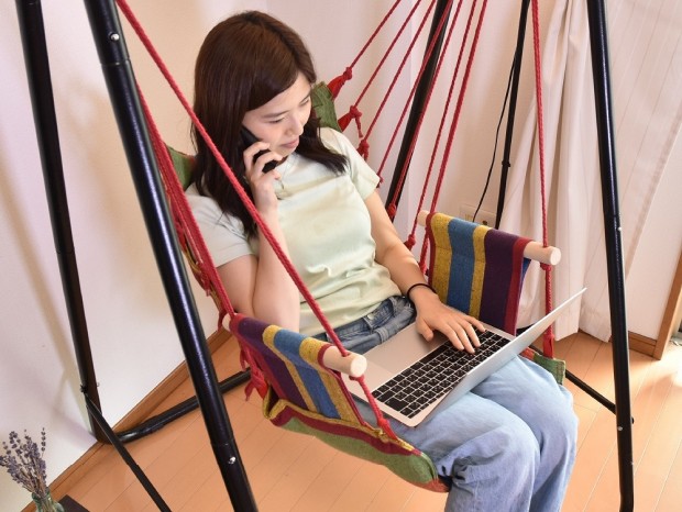 お家でゆらゆら、一畳分のスペースに置けるハンモックチェアがサンコーから